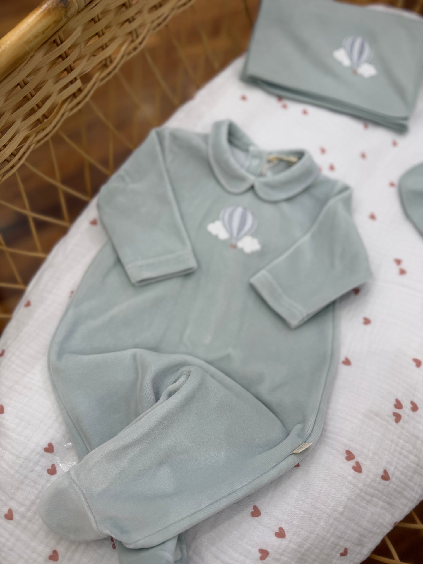 Coordinato nascita Baby Gi tutina intera in ciniglia bavetta mussola e accappatoio abbinate con piccola mongolfiera