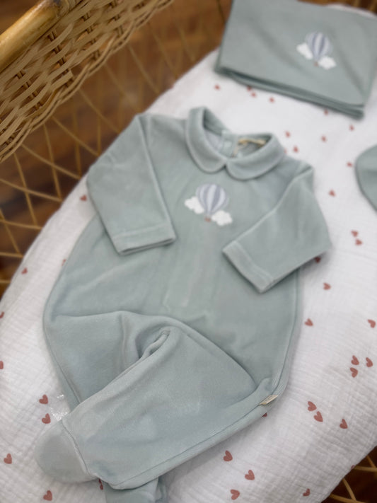 Coordinato nascita Baby Gi tutina intera in ciniglia bavetta mussola e accappatoio abbinate con piccola mongolfiera