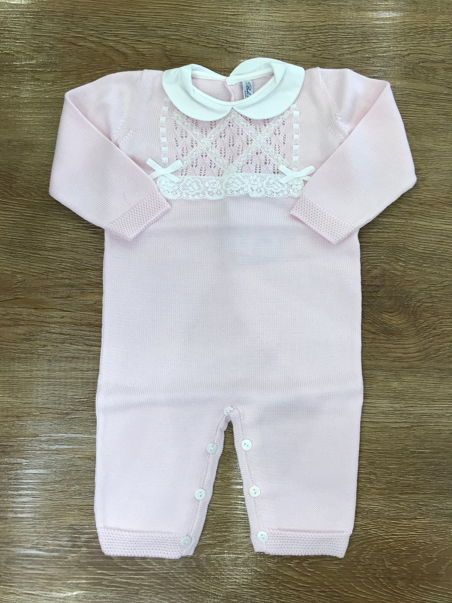 Tutina Bebè di Almy in filo rosa collo tondo bianco con pizzo sul corpetto