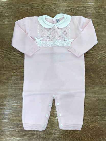 Tutina Bebè di Almy in filo rosa collo tondo bianco con pizzo sul corpetto