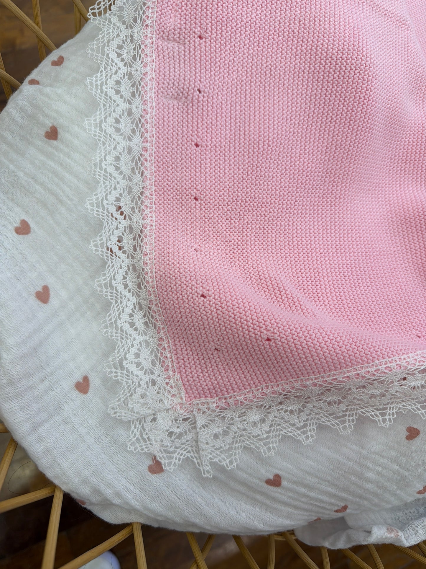 Coperta PCS in filo rosa con pizzo ai bordi con fiocchetto sul davanti