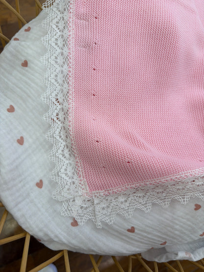 Coperta PCS in filo rosa con pizzo ai bordi con fiocchetto sul davanti