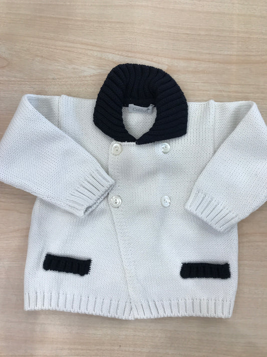 Cardigan Colibrì in filo bianco con colletto blu scuro e tasche rifinite sul blu