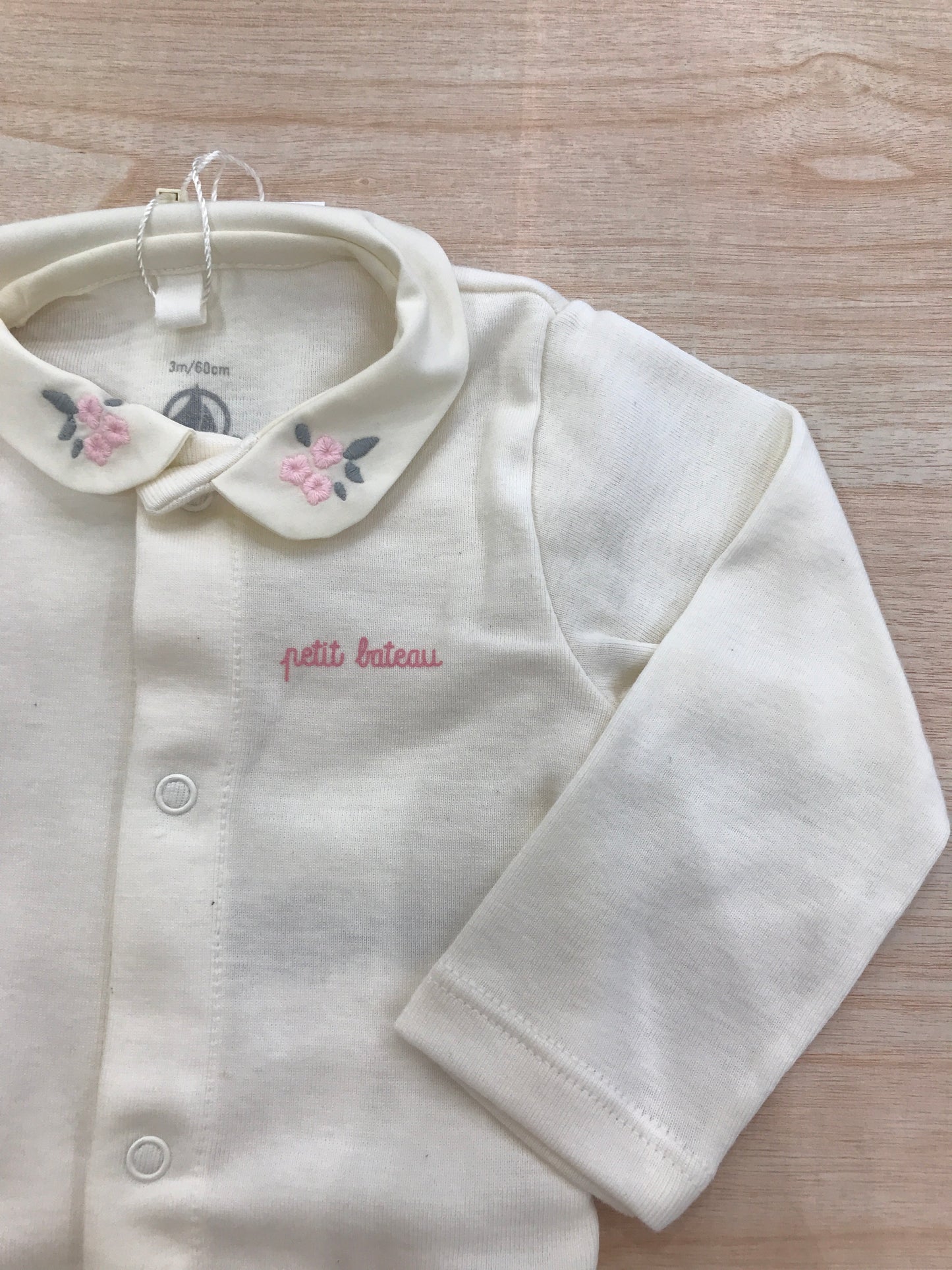 Body Petit Bateau manica lunga panna con colletto ricamato da fiori rosa