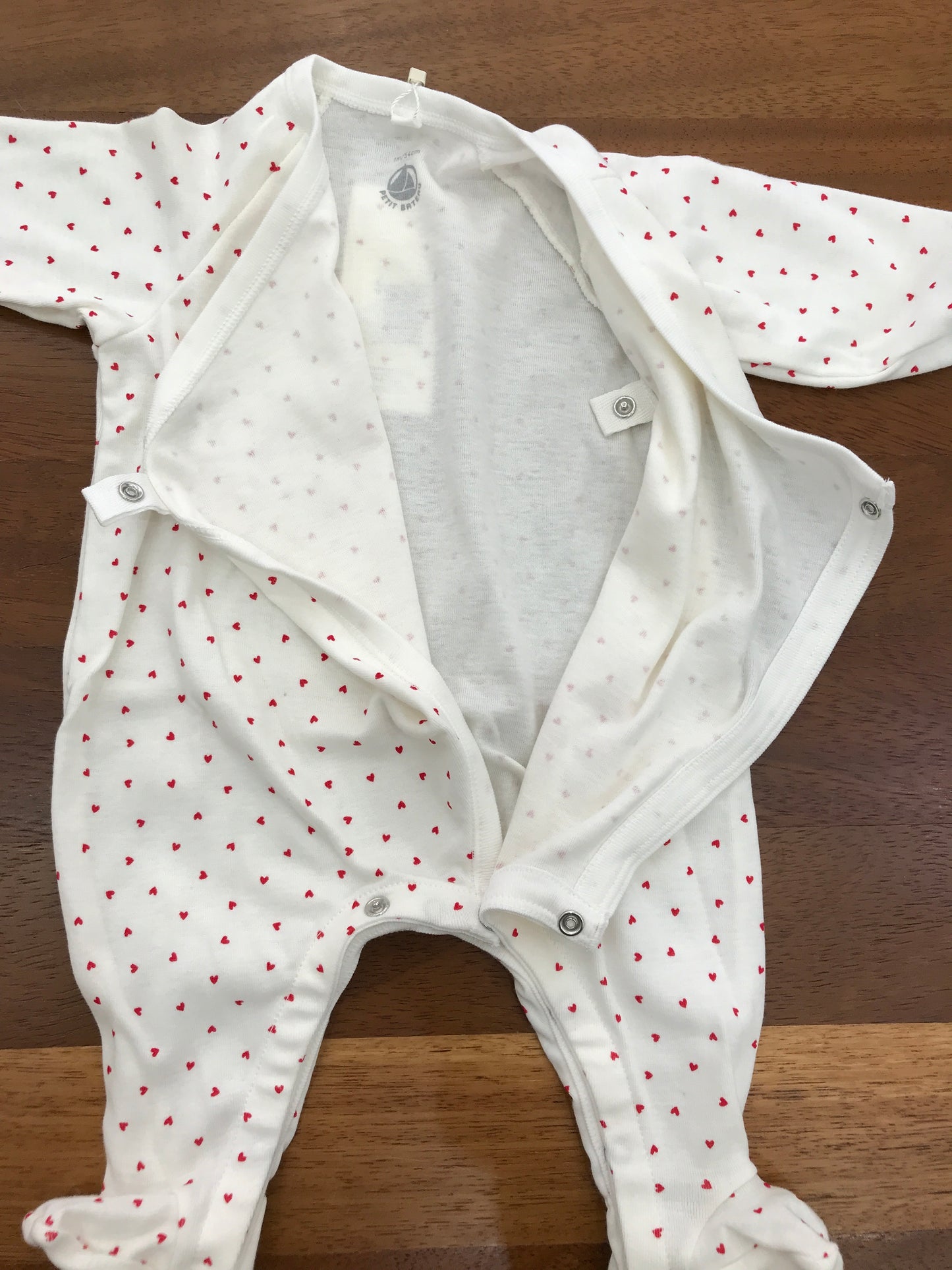 Tutina Petit Bateau di cotone antipanico bianca con piccoli cuori rossi