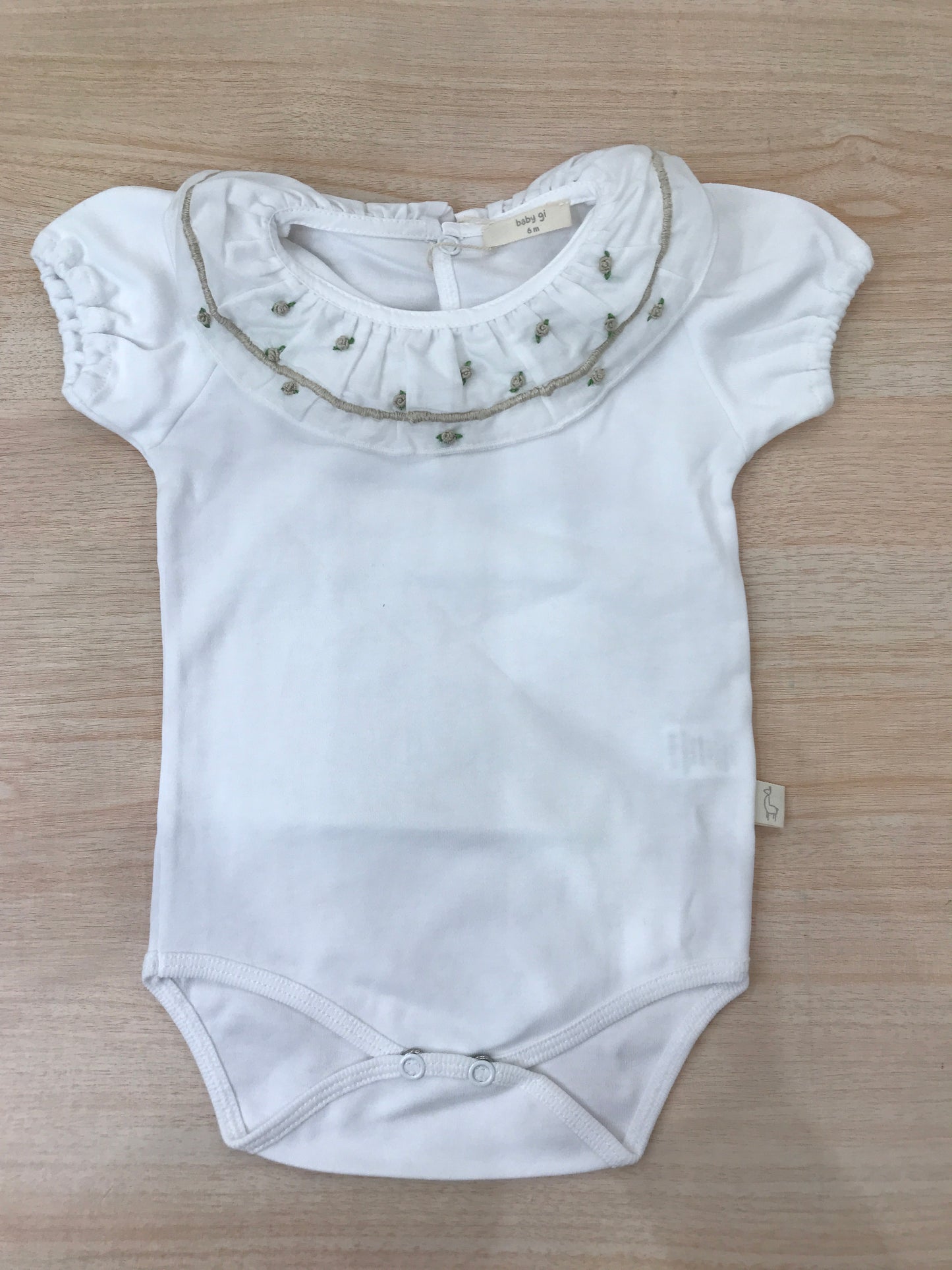 Body Baby Gi in cotone mezza manica con colletto con rusche bianca con ricami in beige e roselline su tutto il colletto