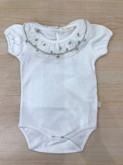 Body Baby Gi in cotone mezza manica con colletto con rusche bianca con ricami in beige e roselline su tutto il colletto