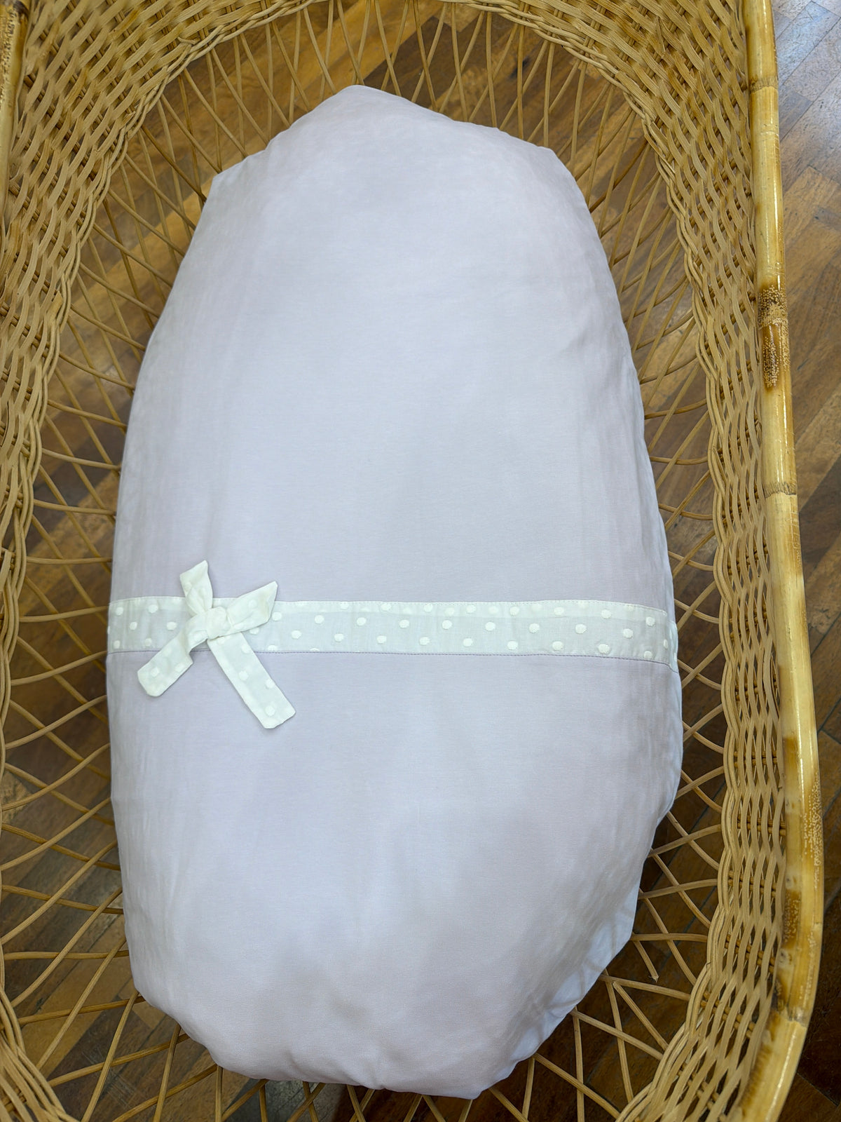 Coperta Coccodè in caldo cotone lilla con fascia con pois centrale e fiocchetto
