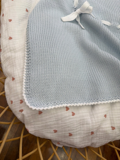Coperta Colibrì in filo celeste con passanastro bianco e fiocchetto laterale