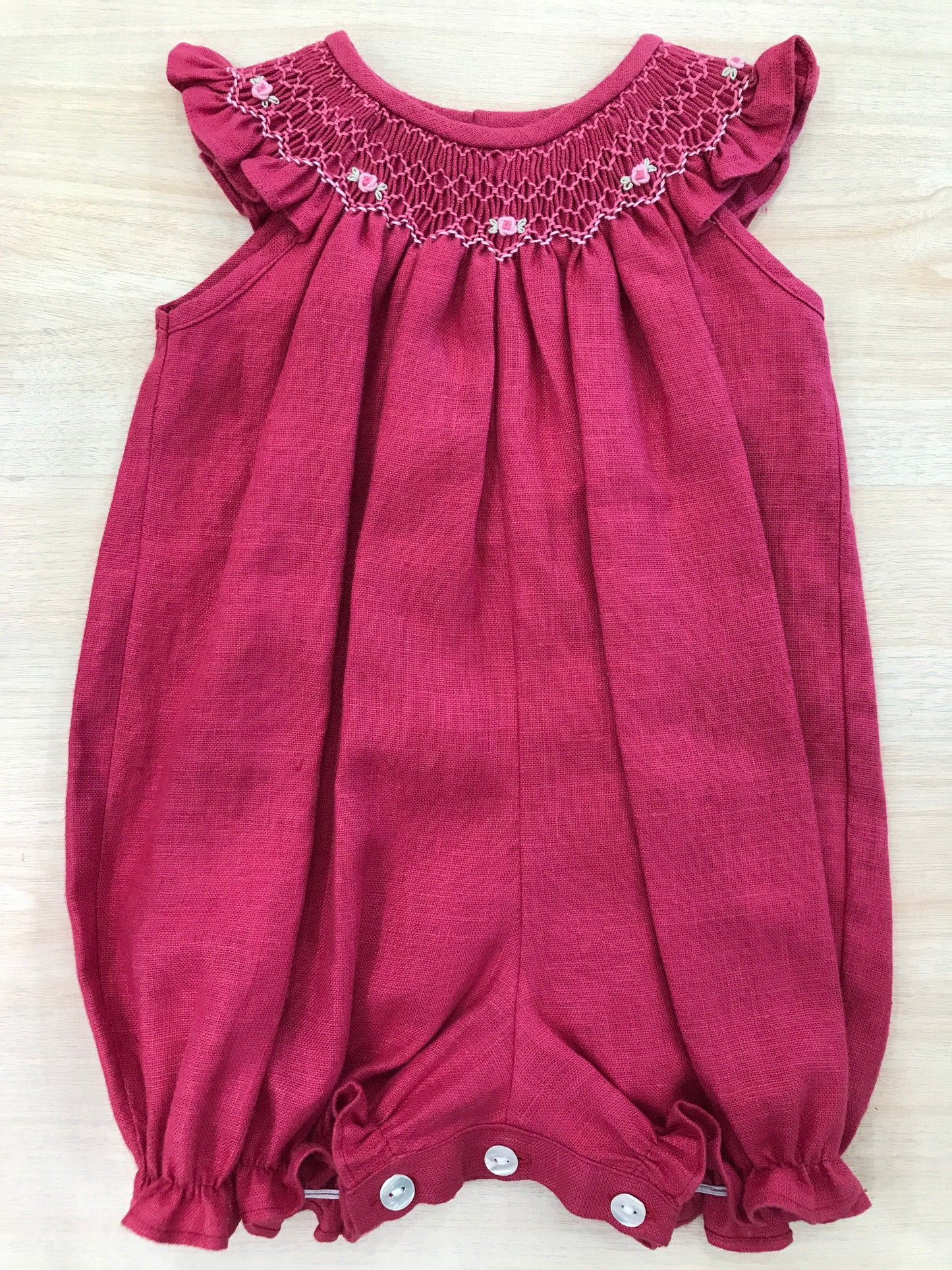 Pagliaccetto Les Enfants de Gisele in lino magenta con rusche e collo lavorato da punto smock con roselline