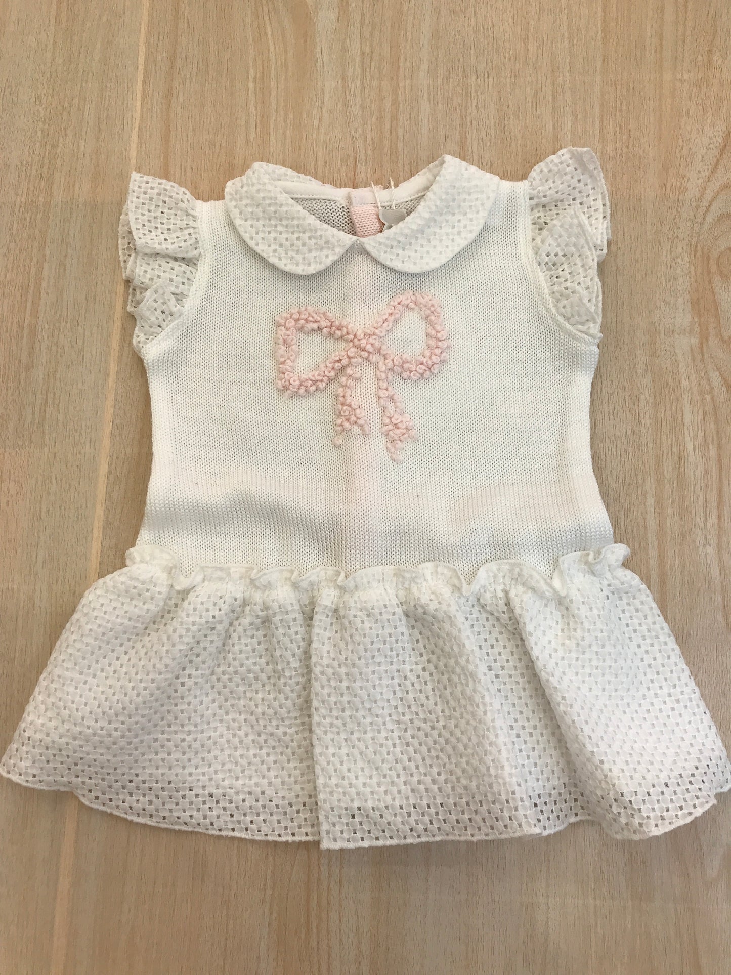 Abito Ladia in filo bianco con spalline con rusche fiocco rosa ricamato al centro