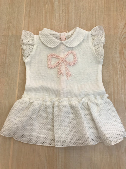 Abito Ladia in filo bianco con spalline con rusche fiocco rosa ricamato al centro