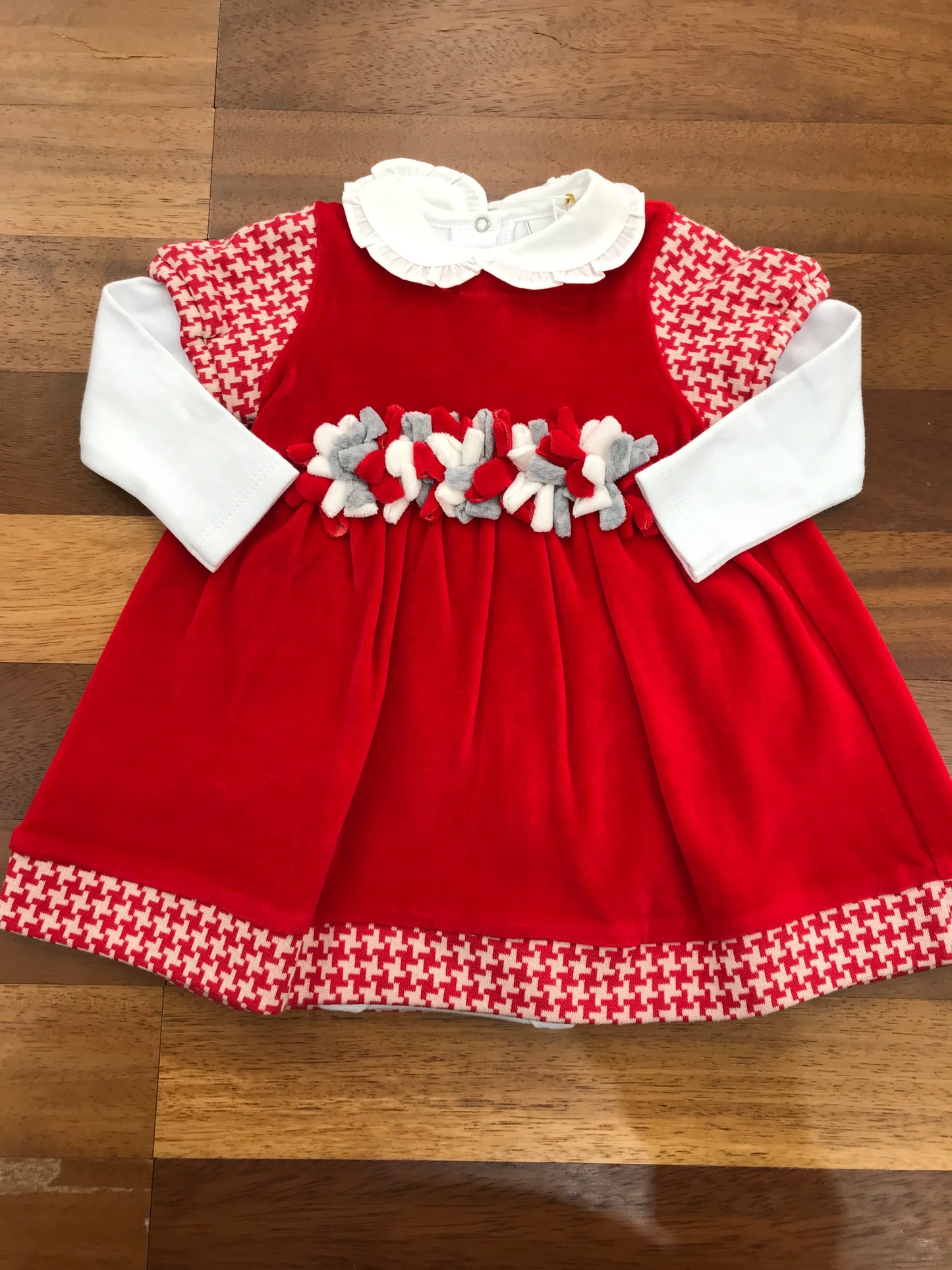Abito Coccodè in ciniglia rosso mezza manica bianca e rossa t-shirt bianca manica lunga e collo con rusche con fiori in vita