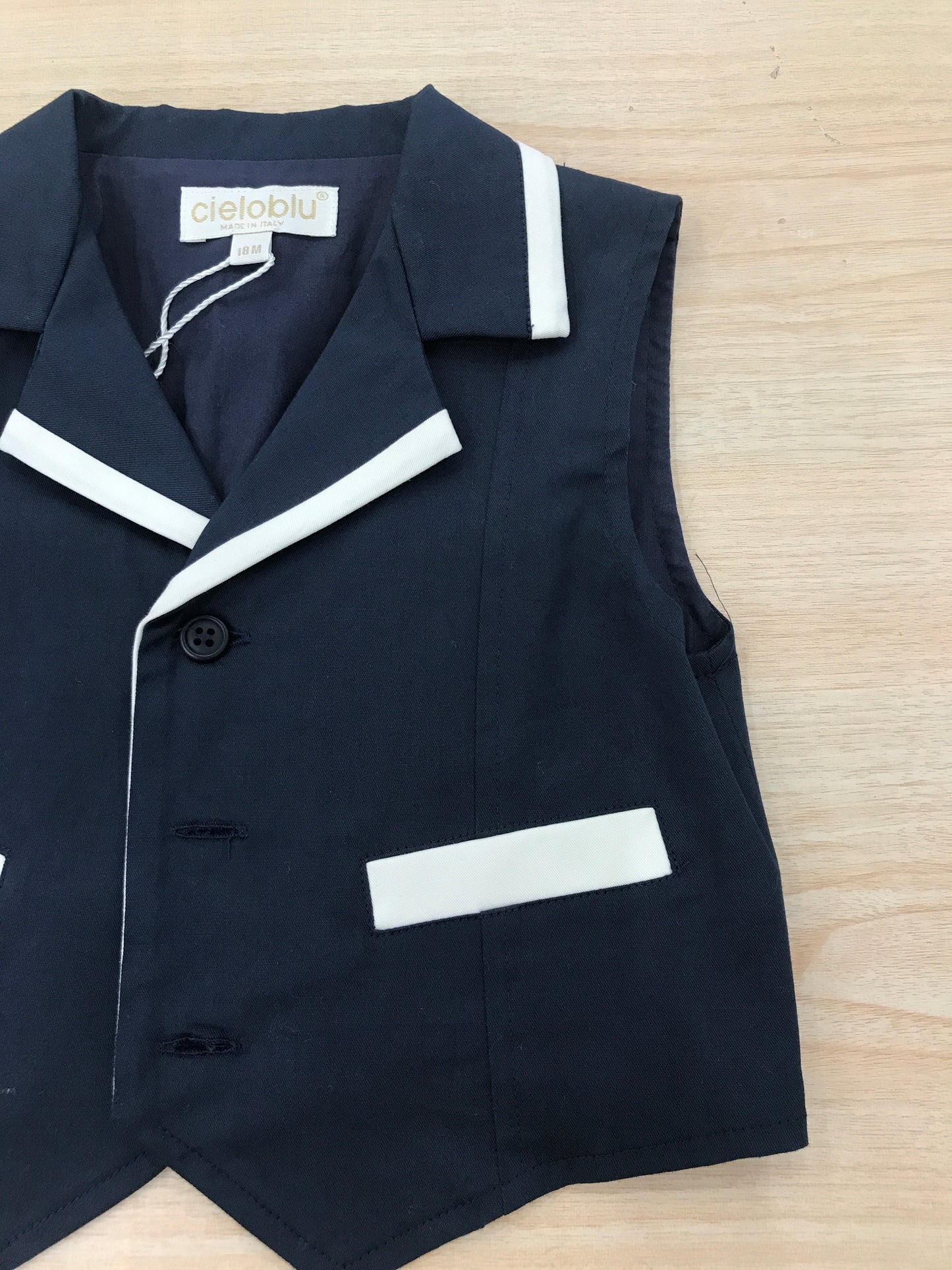 Gilet Cielo Blu di cotone blu scuro con profilo bianco e tasche sul davanti