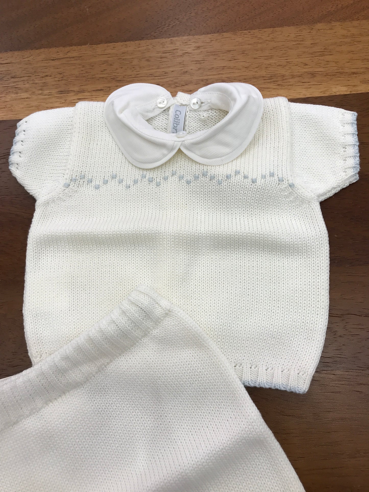 Completo Colibrì in filo bianco due pezzi mezza manica collo tondo lavorazione celeste centrale con pantalone corto