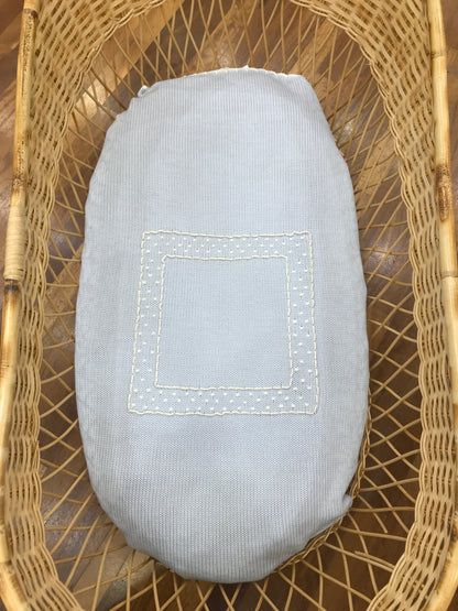 Coperta Colibrì in lana celeste con riquadro centrale fatto di pois bianchi ricamati a mano