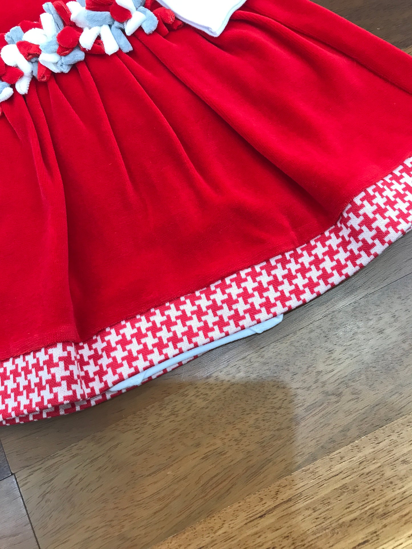 Abito Coccodè in ciniglia rosso mezza manica bianca e rossa t-shirt bianca manica lunga e collo con rusche con fiori in vita