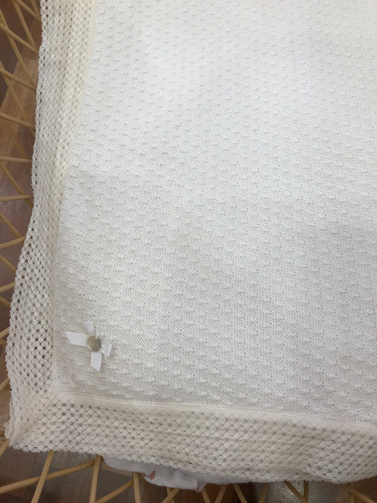 Coperta Paz Rodriguez in lana panna con pizzo al bordo e lavoro a maglia