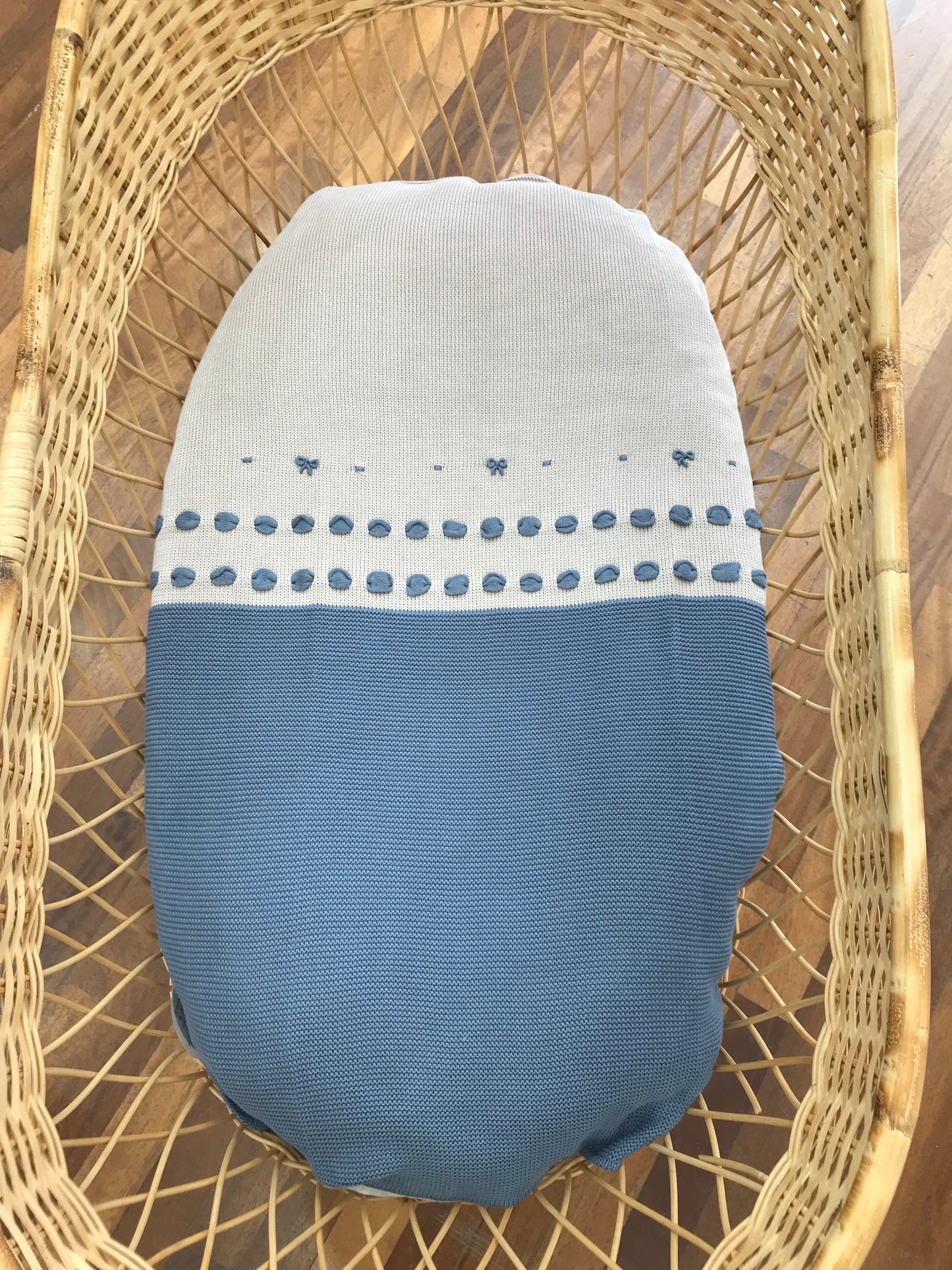 Coperta Baby Lord in filo tortora e avio con passanastro e fiocchetti ricamati a mano