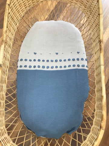 Coperta Baby Lord in filo tortora e avio con passanastro e fiocchetti ricamati a mano