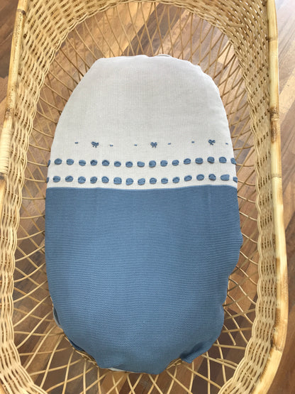 Coperta Baby Lord in filo tortora e avio con passanastro e fiocchetti ricamati a mano