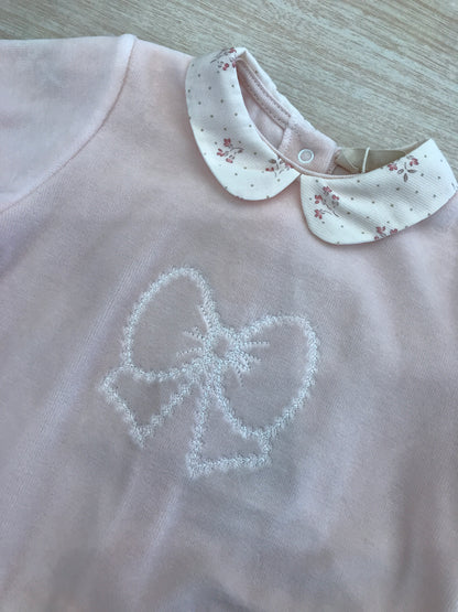 Tutina Baby Gi in ciniglia rosa pesca intera con fiocco ricamato al centro e colletto panna floreale