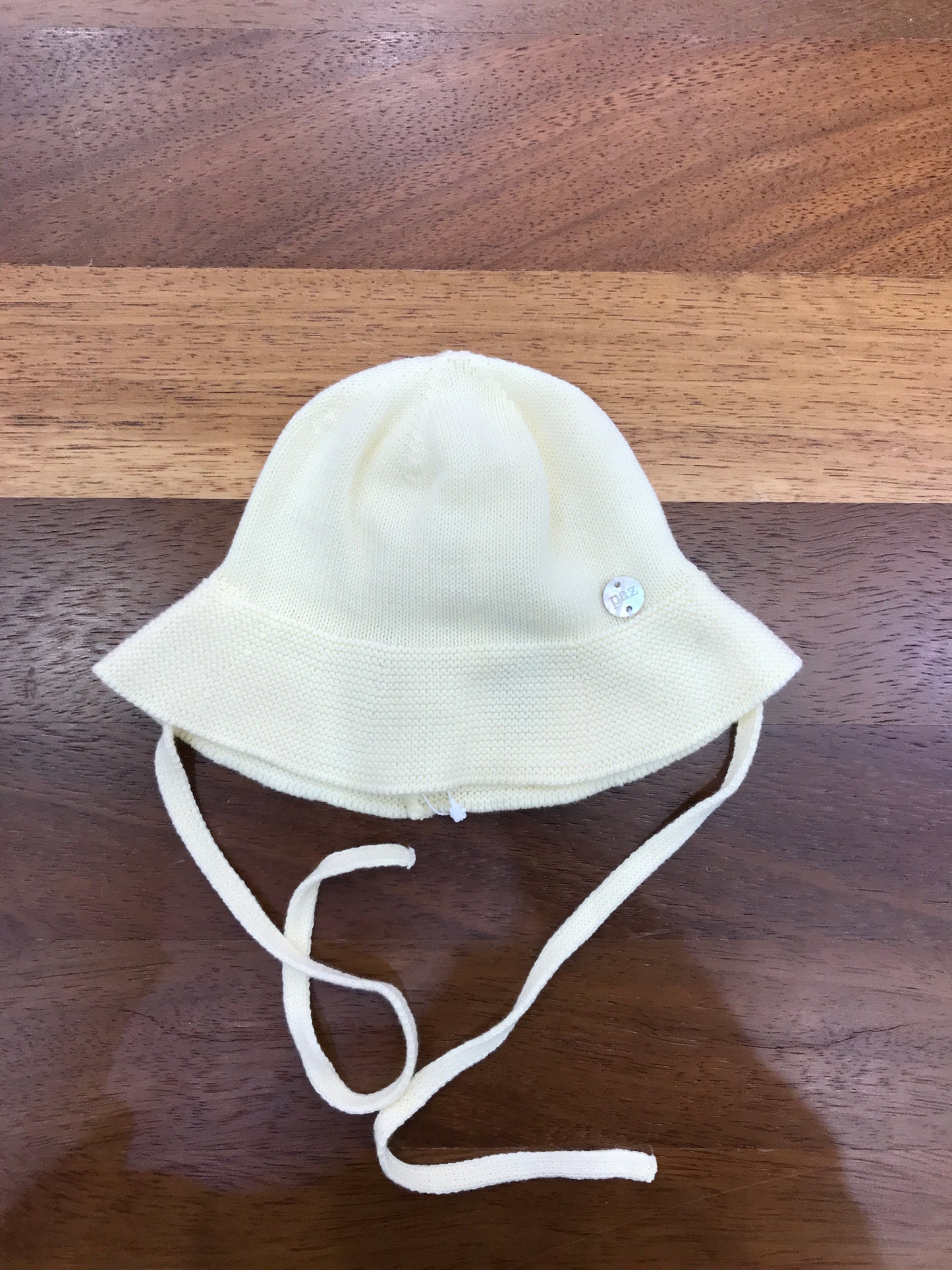 Cappello Paz Rodriguez in filo giallo bordo smerlato con laccetti sotto collo