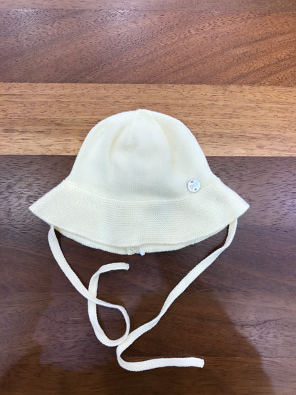Cappello Paz Rodriguez in filo giallo bordo smerlato con laccetti sotto collo