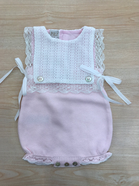 Pagliaccetto Paz Rodriguez in filo rosa smanicato con rusche bianche e lavorazione a maglia sul petto con fiocchetti laterali