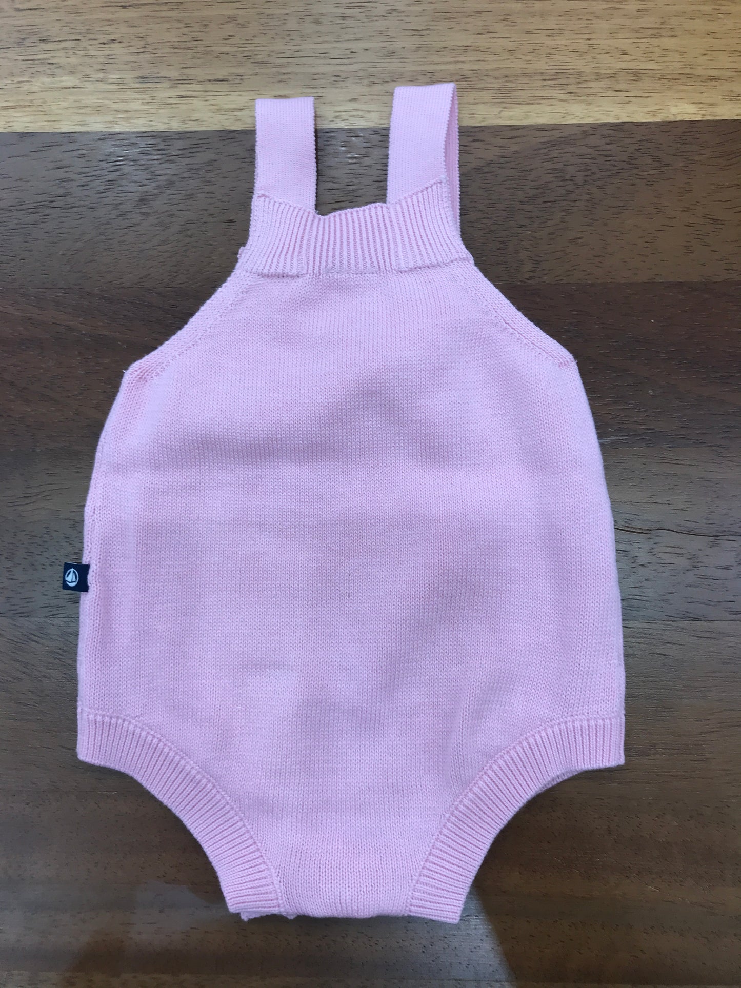Salopette Petit Bateau in filo rosa con bretelle con ricami traforati sul davanti