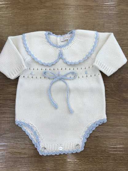 Pagliaccetto Fofettes panna smerlato celeste con pois e fiocchetto celeste