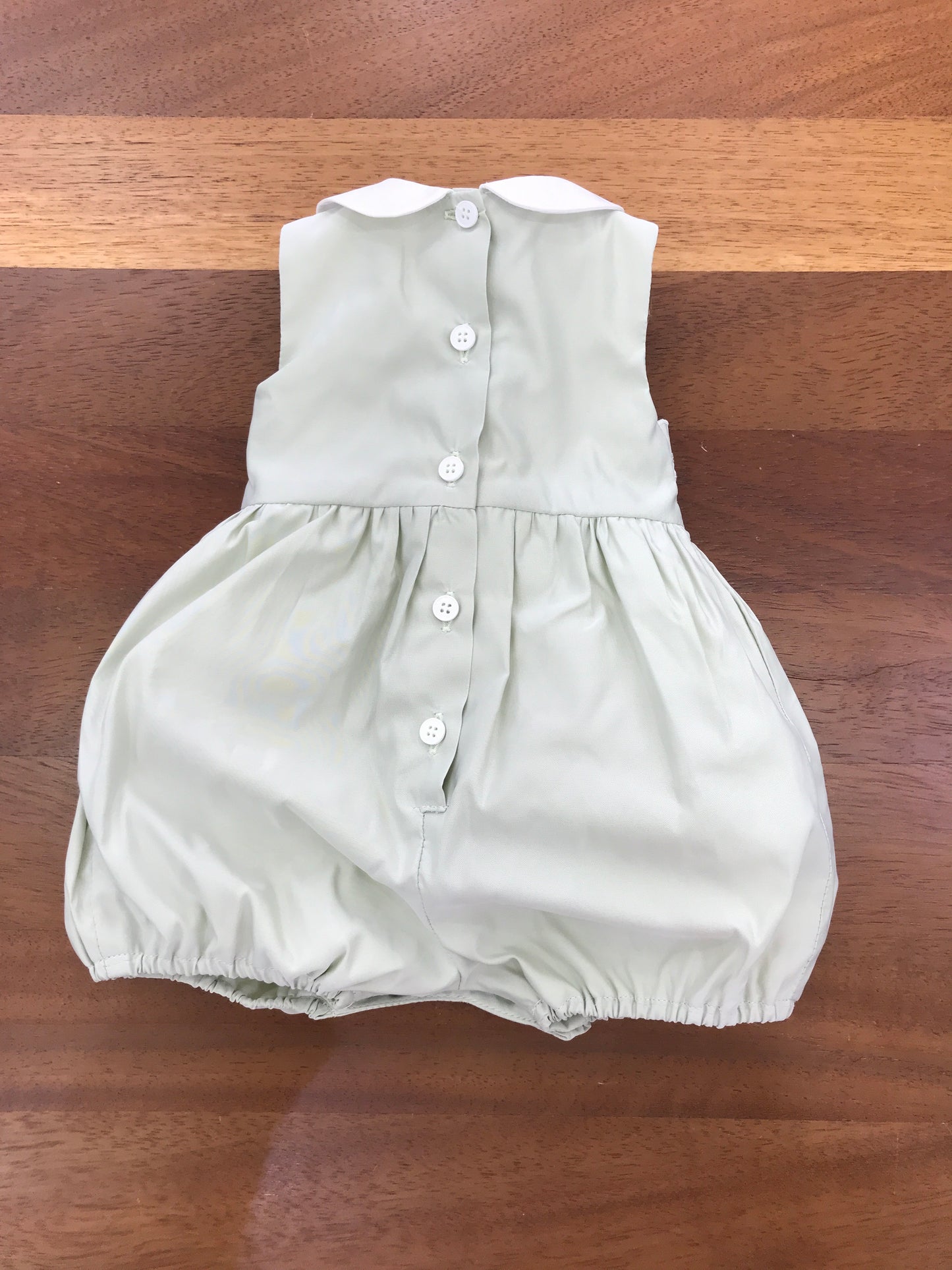 Pagliaccetto Colori Chiari in cotone smanicato con fascia lavorata da punto smock bianco con collo tondo bianco