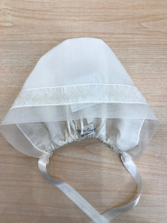 Cuffia Piccola Giuggiola in organza panna con lavorazione di punto smock sul davanti