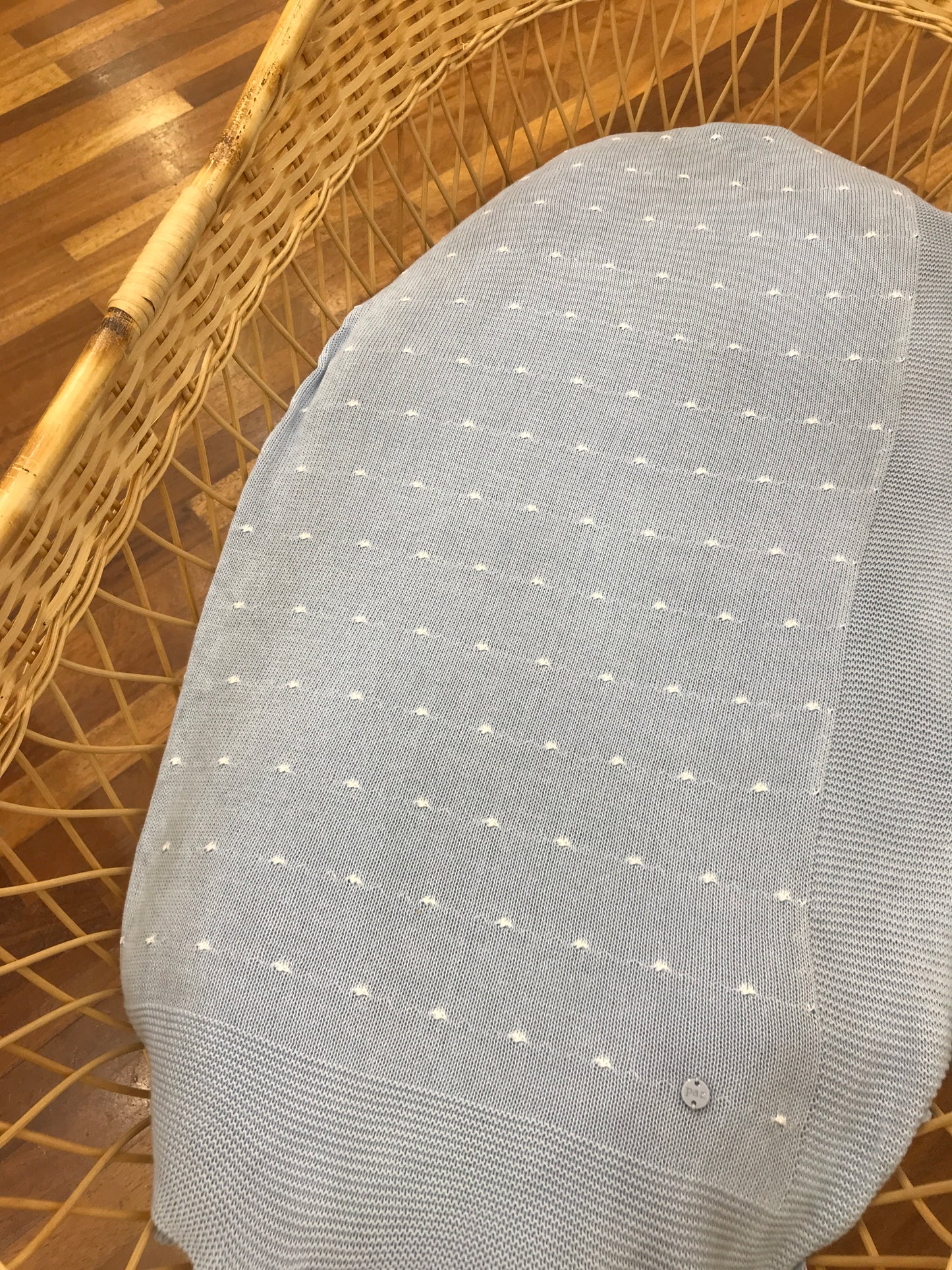 Coperta Paz Rodriguez in filo celeste smerlata con piccoli pois bianchi su tutt'essa