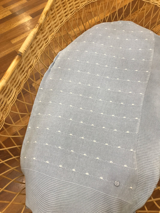 Coperta Paz Rodriguez in filo celeste smerlata con piccoli pois bianchi su tutt'essa