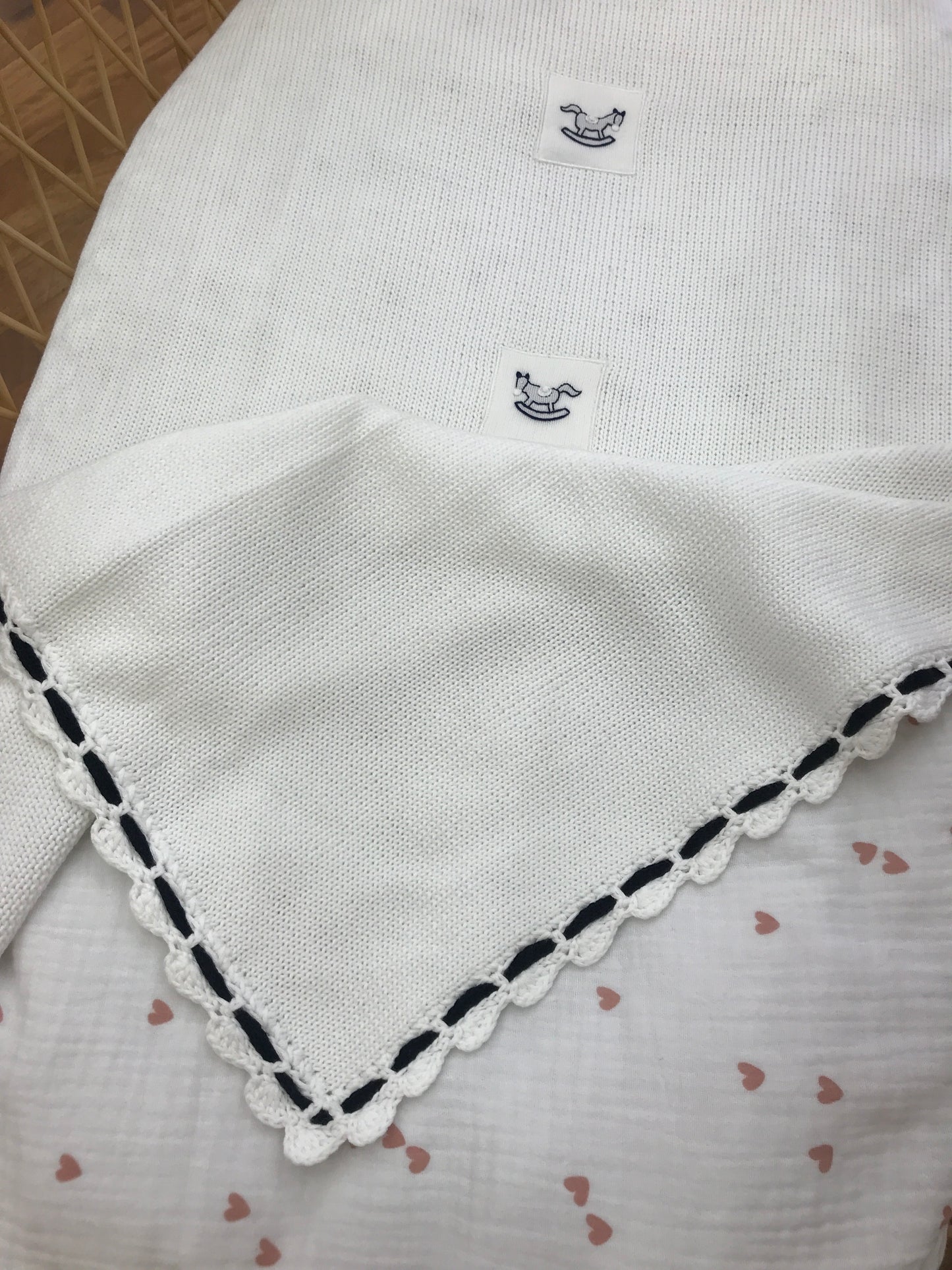 Coperta Piccola Giuggiola in filo bianca con bordo blu e piccoli cavalli a dondolo