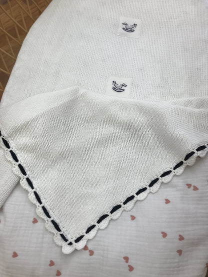 Coperta Piccola Giuggiola in filo bianca con bordo blu e piccoli cavalli a dondolo