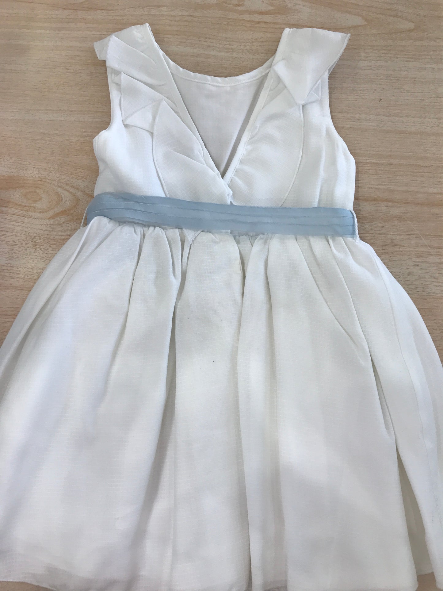 Abito Coccodè in cotone smanicato con rusche dal collo alla scollatura sul retro con fiocco in vita celeste