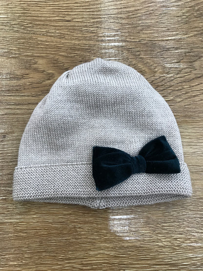 Cappello Baby Lord in lana tortora con fiocco in velluto verde