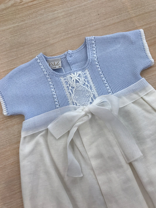 Pagliaccetto Paz Rodriguez in lino bianco con corpetto in filo celeste mezza manica con applicazione in pizzo sul davanti con fiocco in tulle