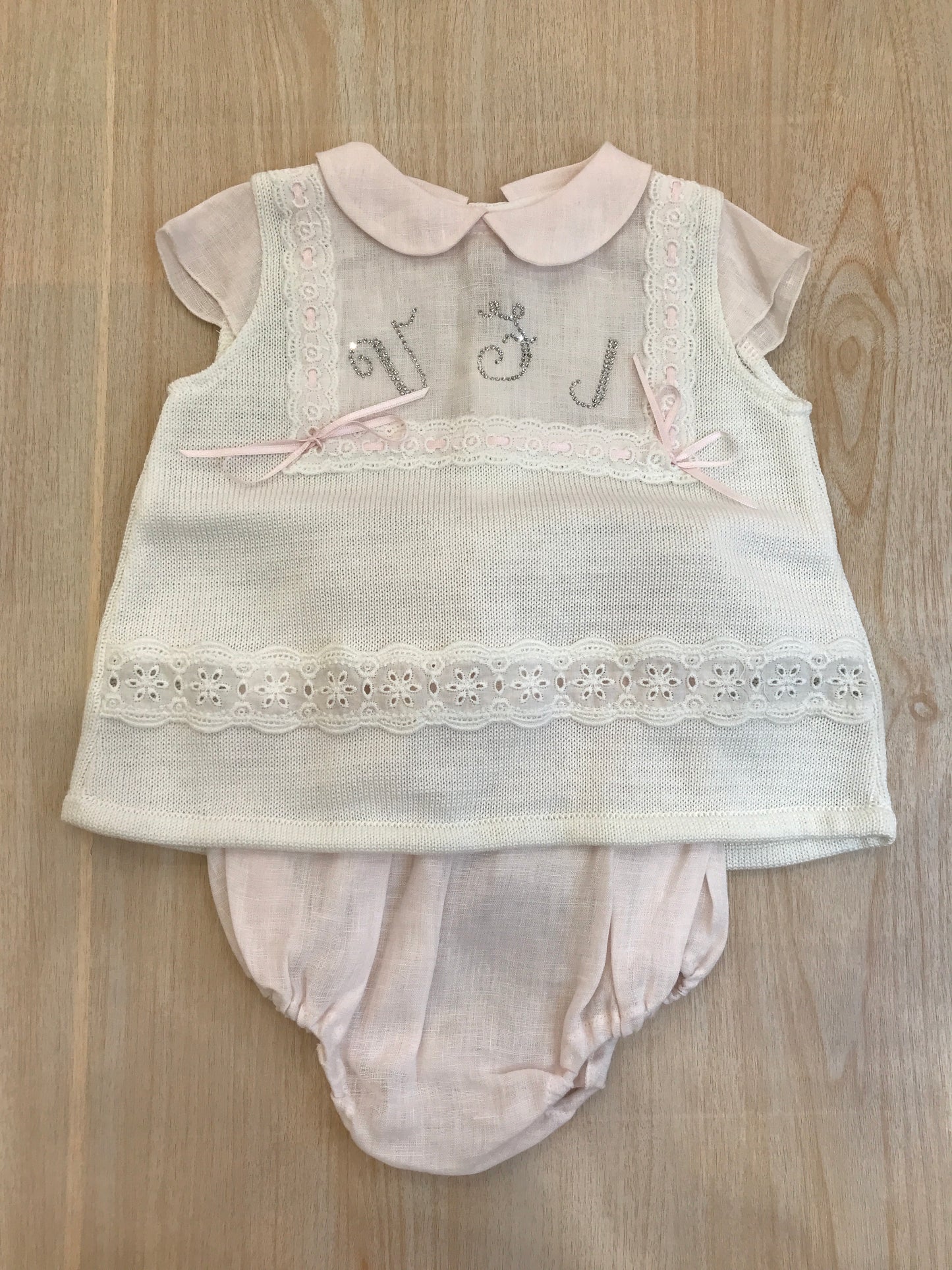 Completo Ladia in filo con rifiniture in lino e ricami in rosa e bianco con piccoli fiocchetti