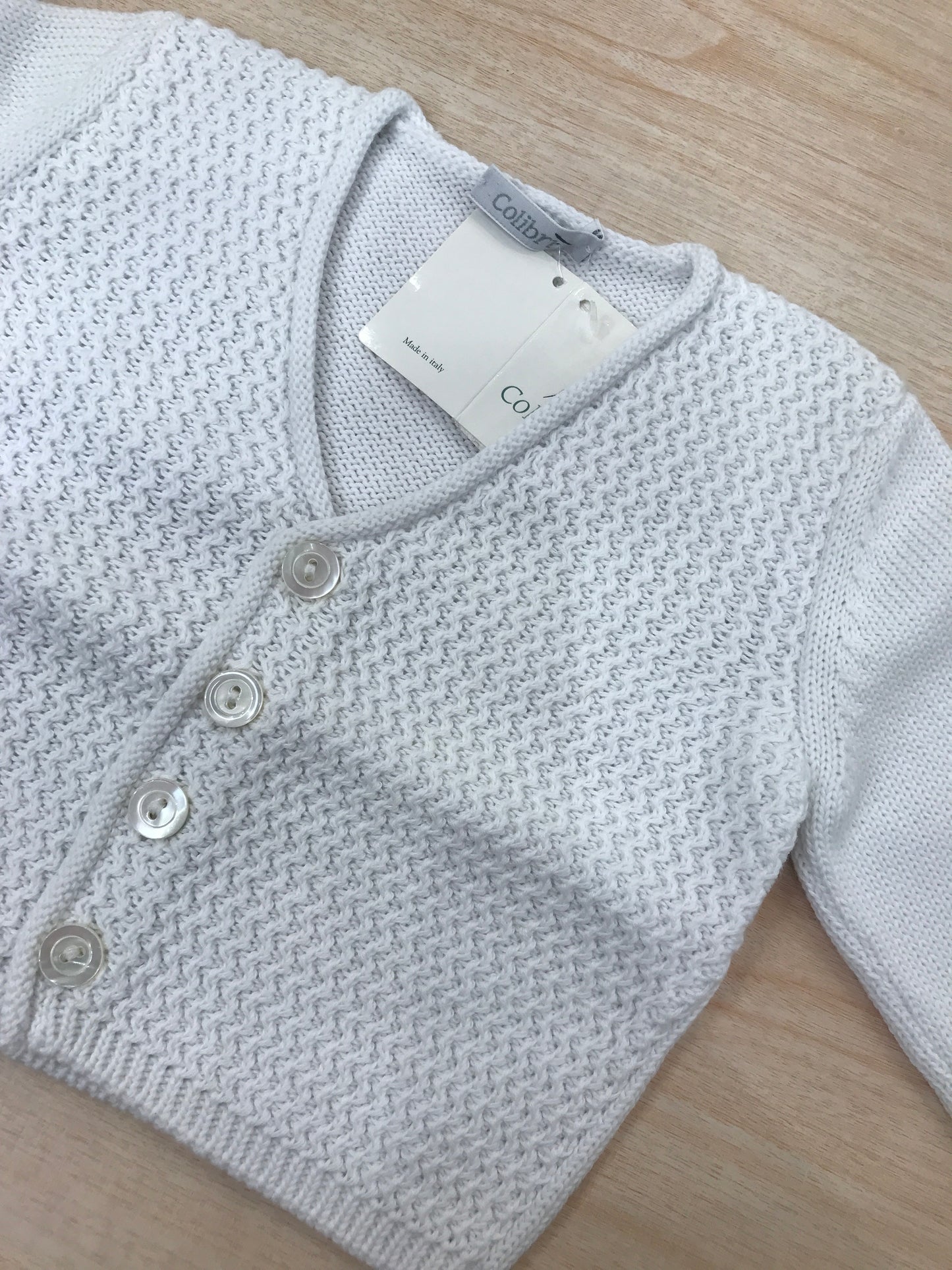 Cardigan Colibrì in filo bianco con bottoncini completamente lavorato