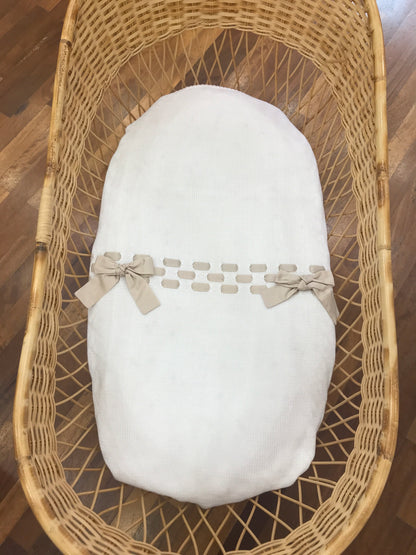Coperta Colibrì in filo bianco con passanastro beige con fiocchetti
