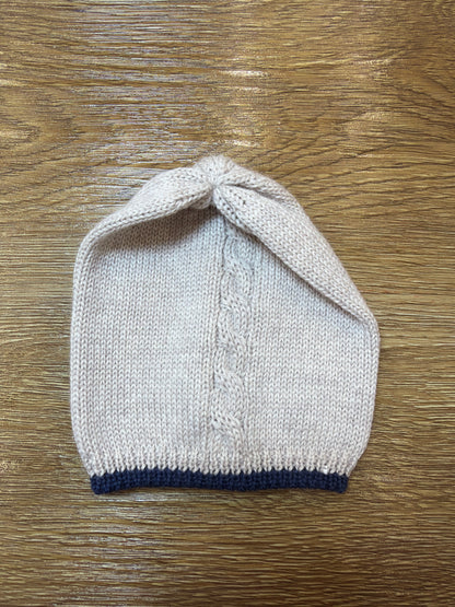 Cappello Le Dodò in lana tortora con profilo blu scuro e lavorazione sul centro