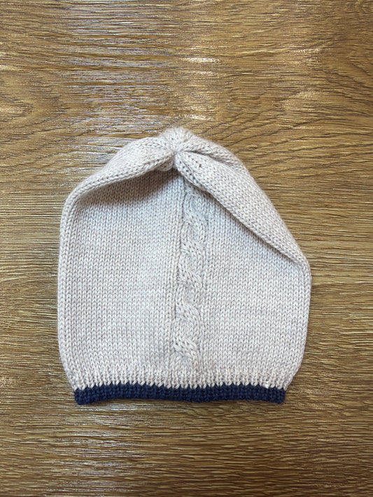 Cappello Le Dodò in lana tortora con profilo blu scuro e lavorazione sul centro