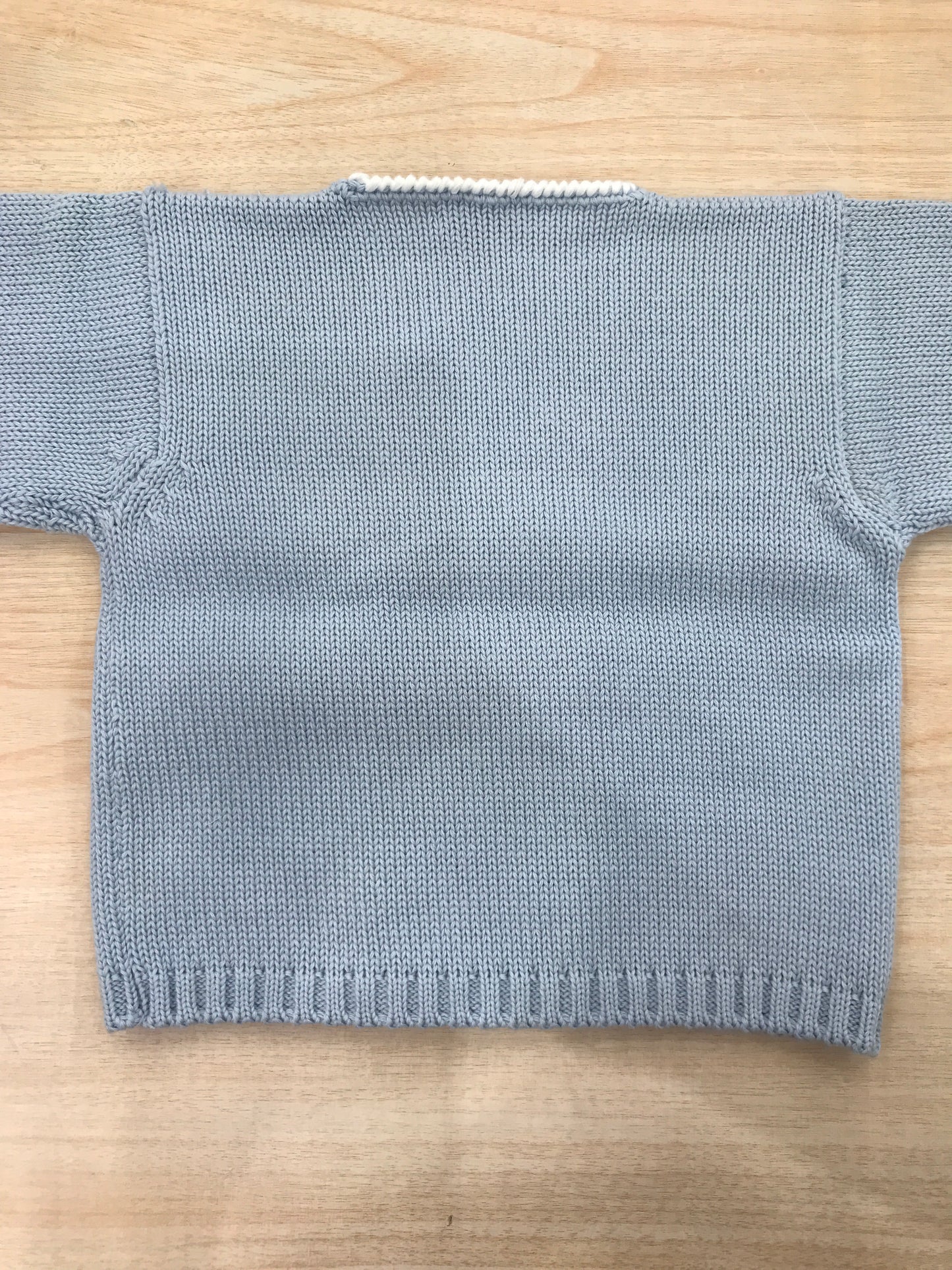 Cardigan Colibrì manica lunga in filo celeste a punta con profilo bianco doppiopetto con bottoncini