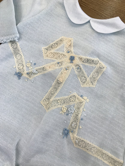 Tutina Ladia in filo di cotone celeste con fiocco ricamato da valancienne e roselline