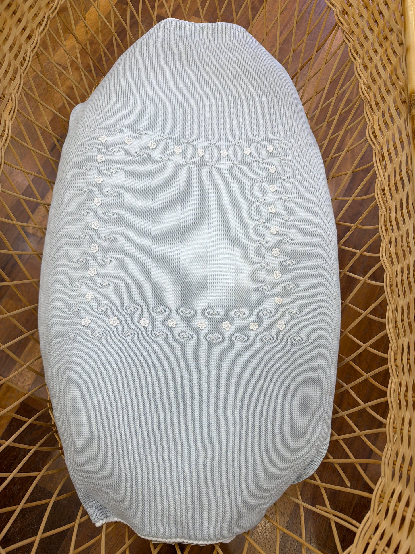Coperta Colibrì in filo celeste con punto smock e fiorellini bianchi sul davanti