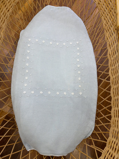 Coperta Colibrì in filo celeste con punto smock e fiorellini bianchi sul davanti
