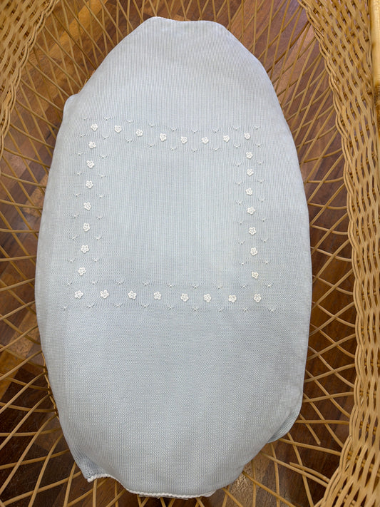 Coperta Colibrì in filo celeste con punto smock e fiorellini bianchi sul davanti